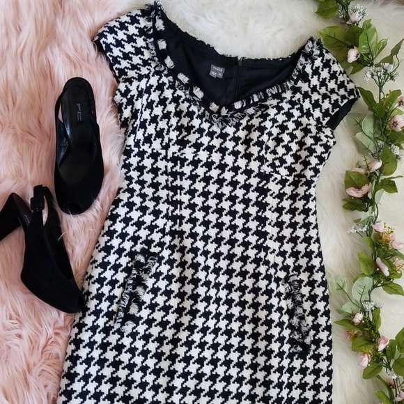 Muse Dresses & Skirts - 🌷3/$20! Muse Tweed Houndstooth Dress